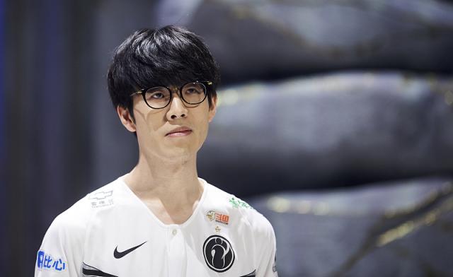 TheShy 和 369 的德莱文在1级交战！他们都死了，但最终 369 获胜了！