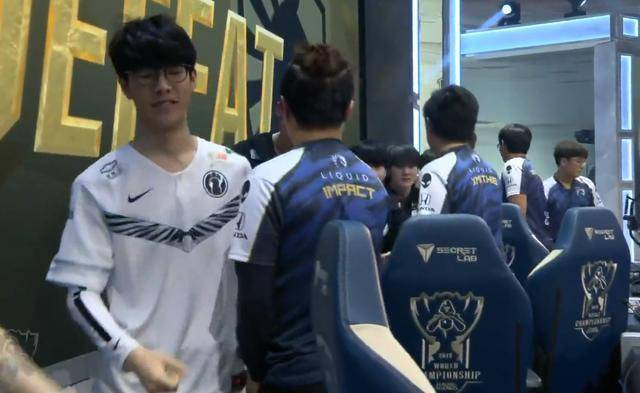 TES赛后群访 Meiko ：第一把后看到了Ale，就问他怎么玩的那么好